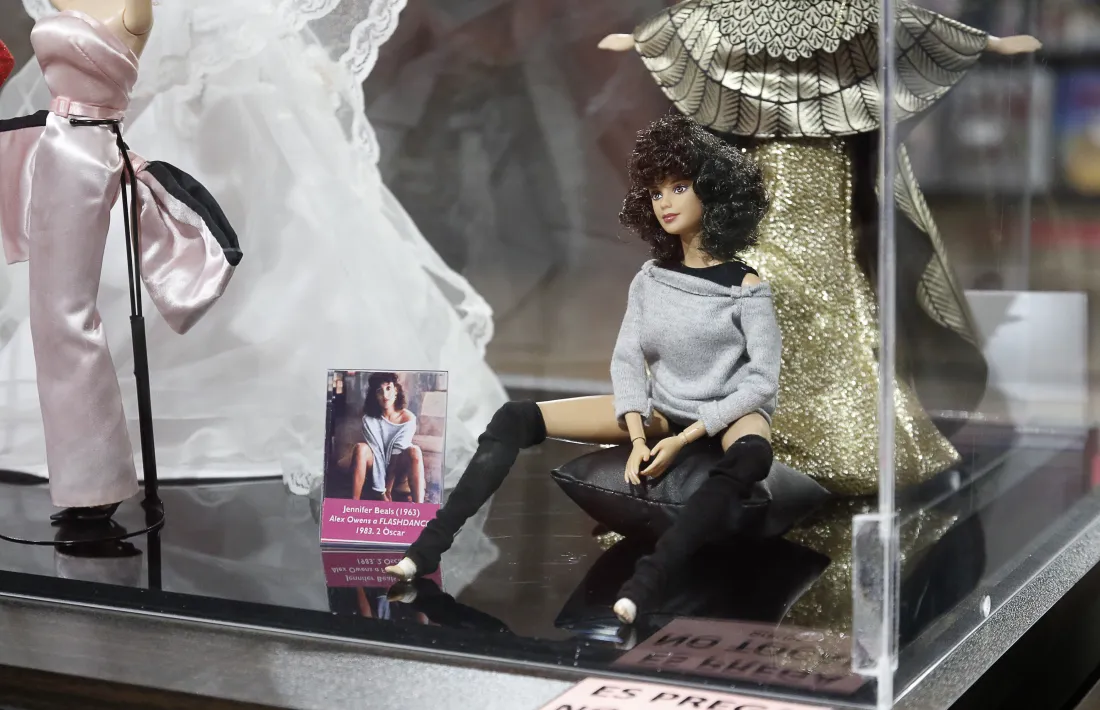 Sandy i Rizzo, dues de les ‘protes’ de ‘Grease’, i Jennifer Beals, l’Alex de ‘Flashdance’; és coetània de la pel·lícula (1983) i és la Barbie més antiga de l’exposició. I la més cara.