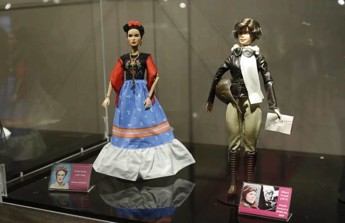 Fraida Kahlo i Hillary Swank, en la pell de l'aviadora Amelia Earhard, les dues últimes incorporacions de la col·lecció.