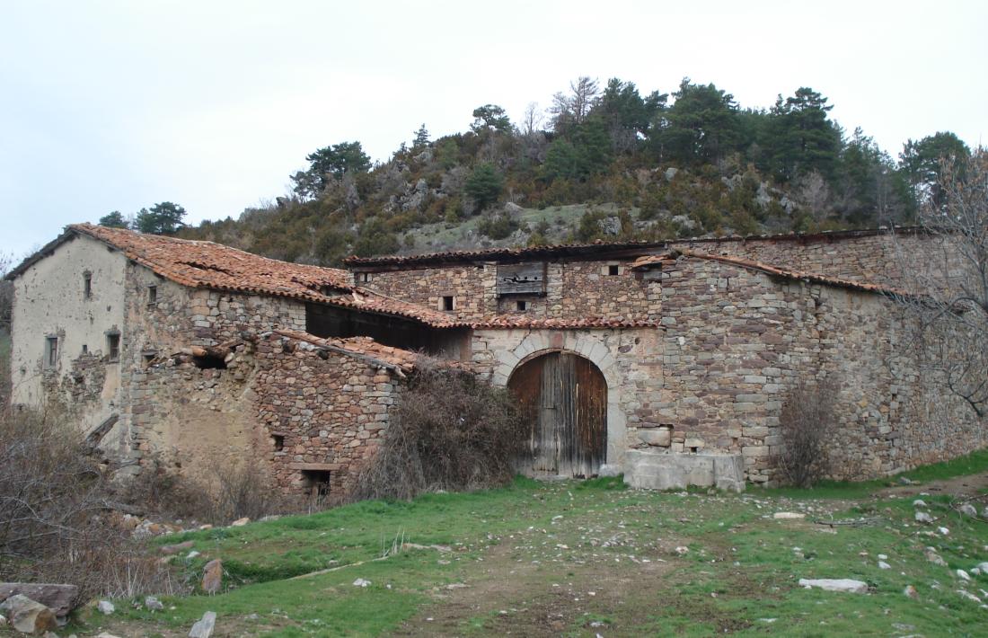 La casa Vima, als afores de Toloriu, on diu la llegenda que Maria es va establir; a baix, placa apòcrifa en memòria de la princesa Xipaguazin Moctezuma.