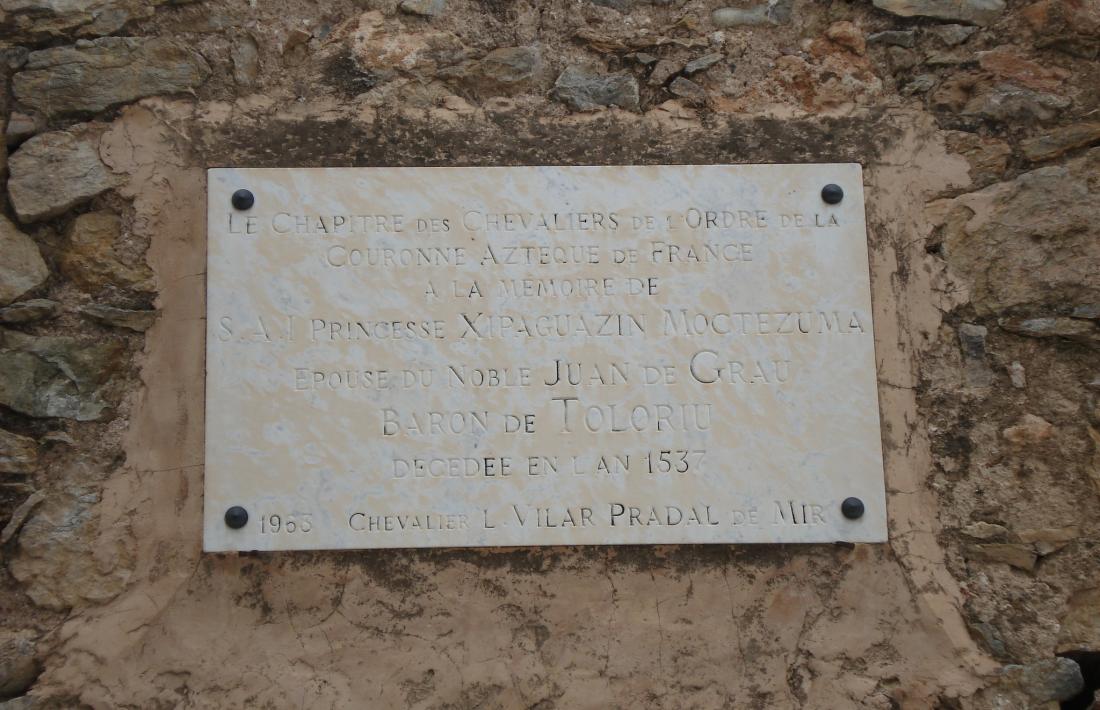 La casa Vima, als afores de Toloriu, on diu la llegenda que Maria es va establir; a baix, placa apòcrifa en memòria de la princesa Xipaguazin Moctezuma.
