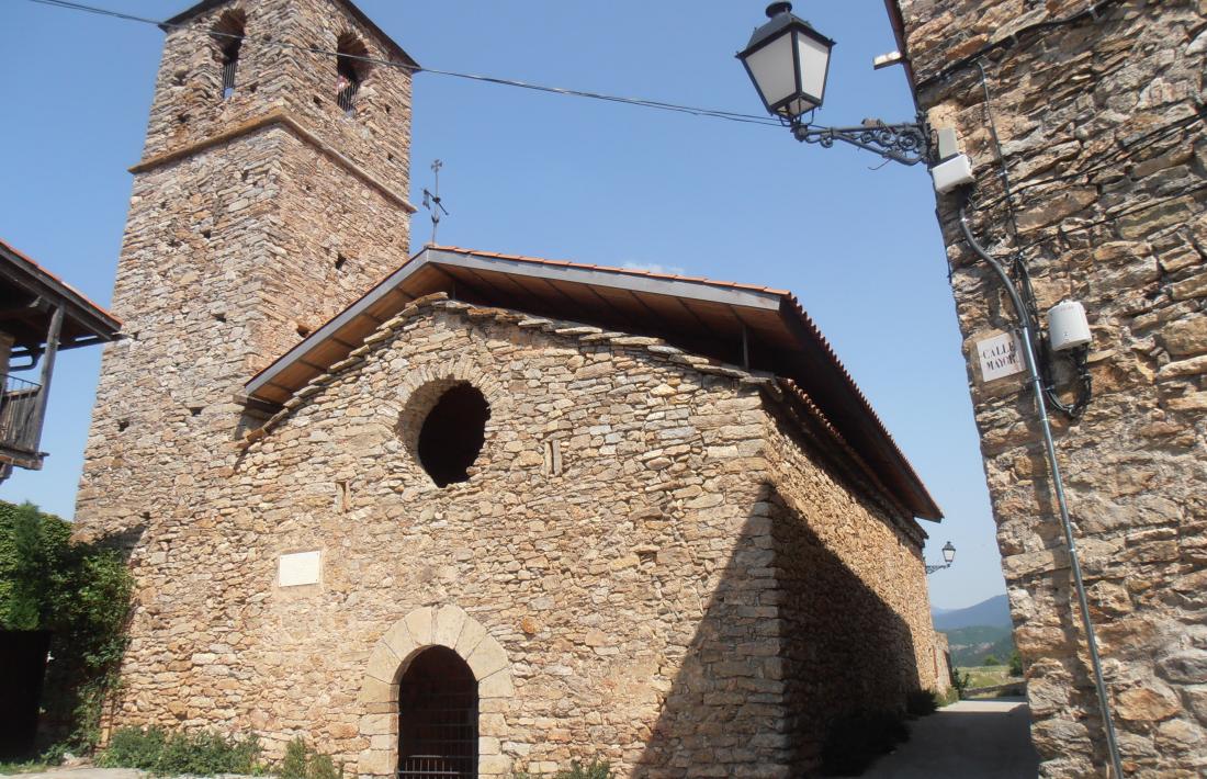 L'església de Sant Jaume, a Toloriu, amb la placa en memòria de Maria de Moctezuma.