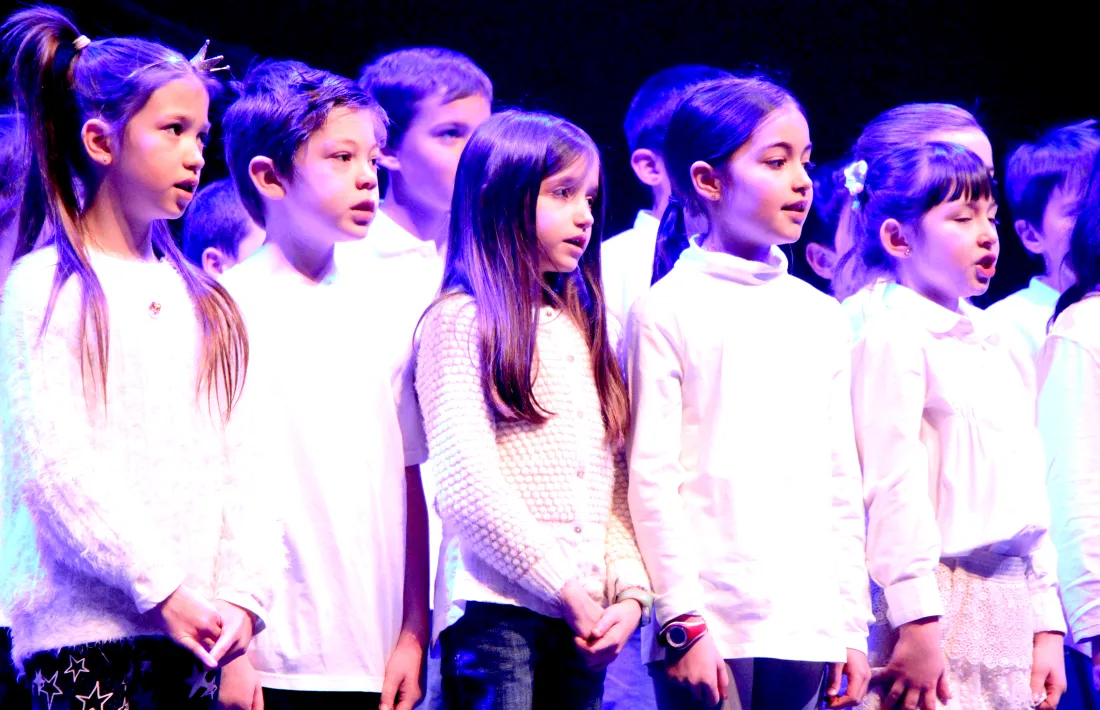 Alumnes cantant la banda sonora de 'Trolls'.