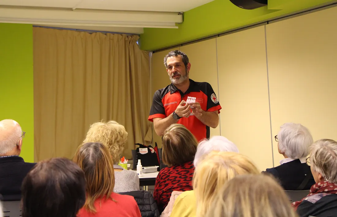 Un moment del taller sobre la farmaciola a L'espai.