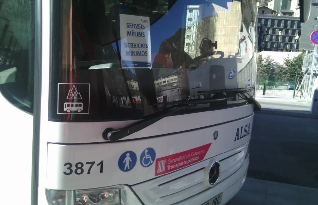 Un autobús que cobria els serveis mínims aturat a l’Estació Nacional d’Autobusos, ahir.