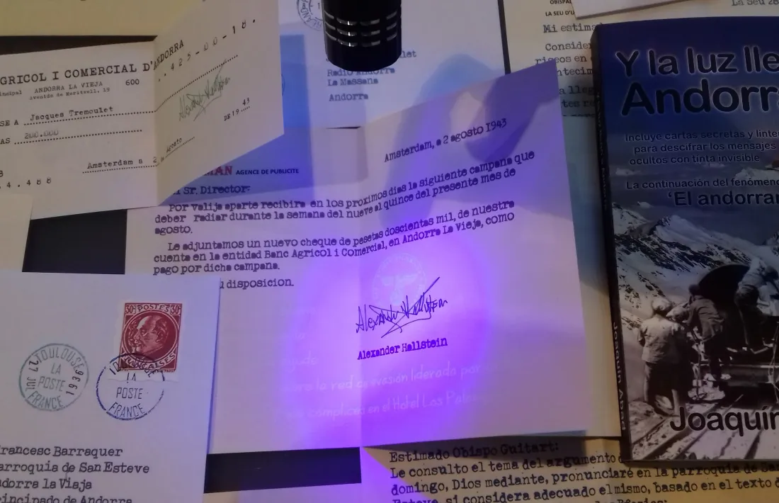 Els missatges escrits amb tinta invisible es desxifren amb una llanterna de llum ultraviolada.