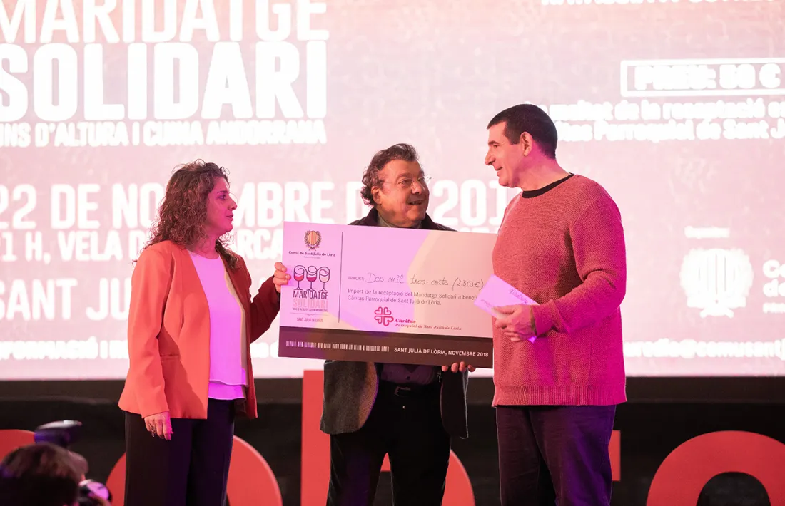 Moment de l’entrega del xec a Càritas amb la recaptació del maridatge solidari.