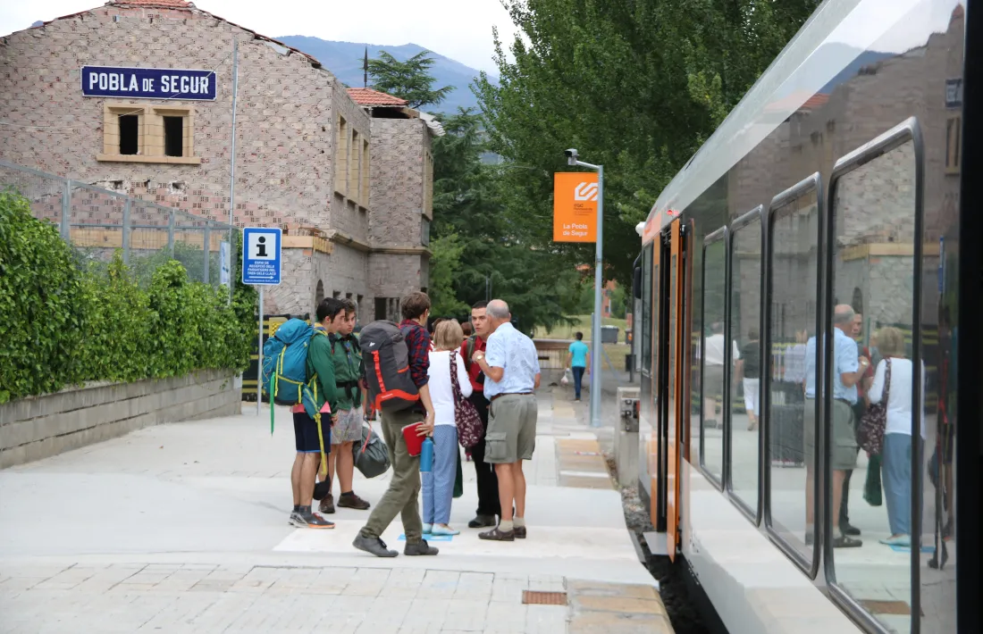 Un grup de persones a l’estació de tren de la Pobla de Segur.