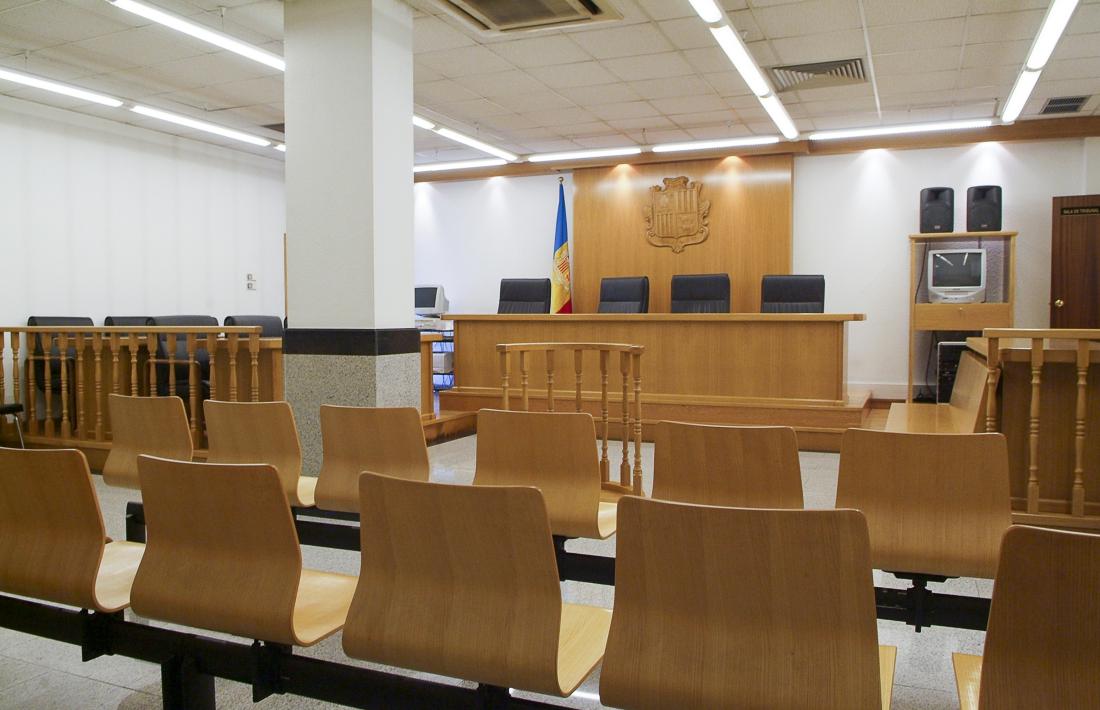 El tribunal de Corts va jutjar ahir dos casos amb complicitat de procediment civil. 