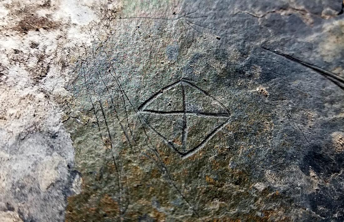 Taulers que ha descobert a Padern, i que abunden sobretot a la part més enfilada i inaccessible de la muntanya: Casamajor creu que són precristianes.