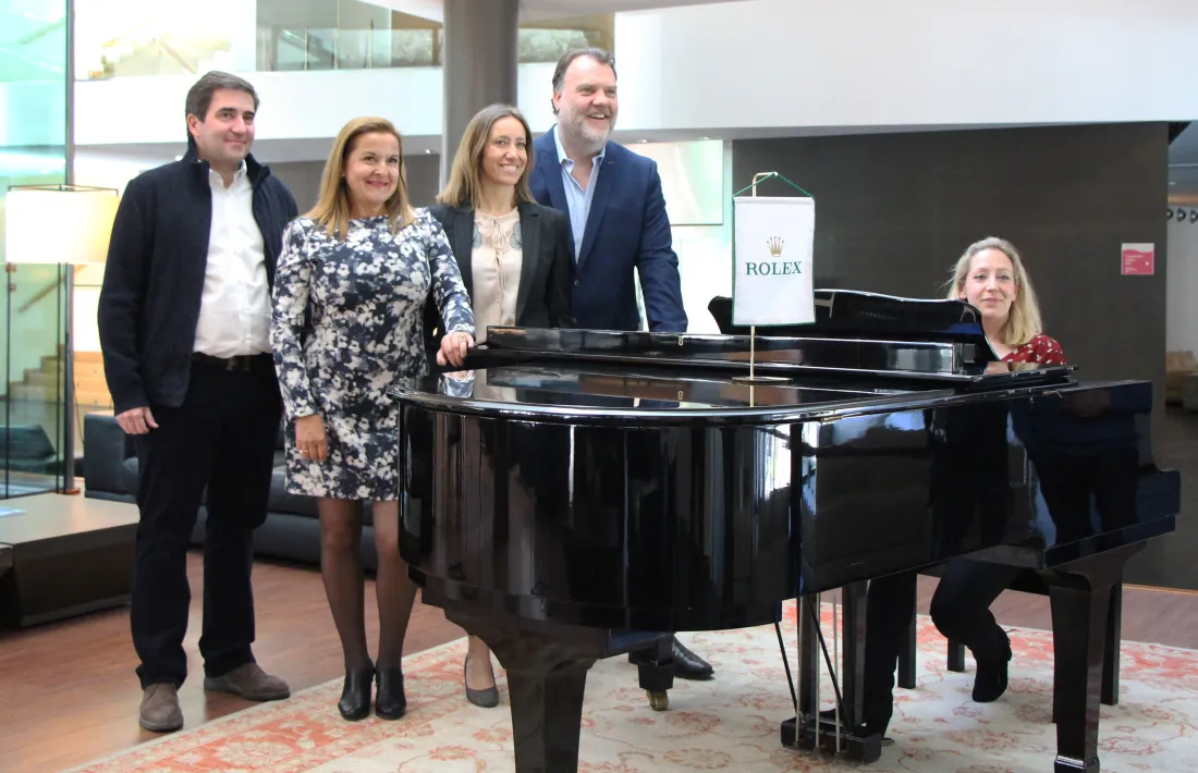 Terfel, al centre, amb la pianista Annabel Thwaite, ahir al Park Hotel de la capital.