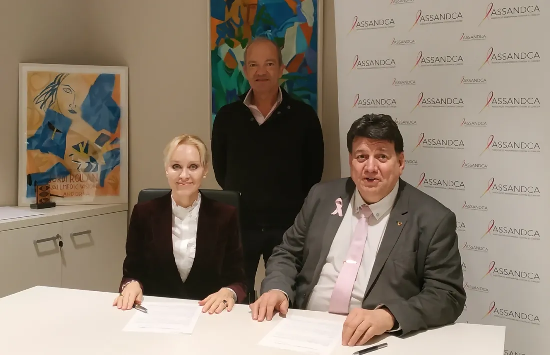 El president d'Assandca, Josep Saravia, i la comissària de l'exposició artística i fundadora de CVC Fine Art, Christina de Vreeze.