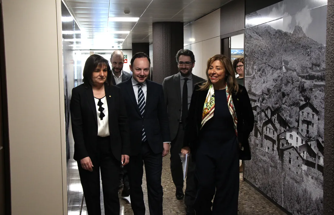 Les presentadores de la llista nacional de DA, Conxita Marsol i Trini Marín, flanquejades per Xavier Espot i Eric Jover.