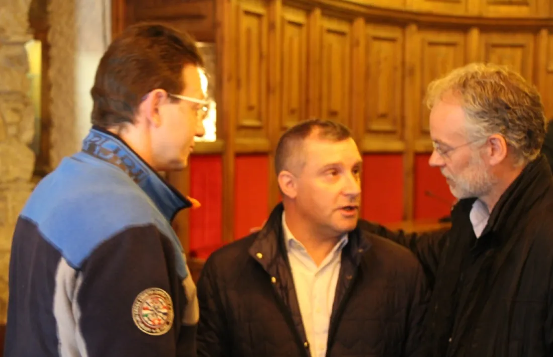 El nou conseller lauredià, Josep Lluís Donsión, conversa amb el candidat a les legislatives per UL, Josep Majoral, i amb el candidat a cap de Govern per Progressistes-SDP, Josep Roig.