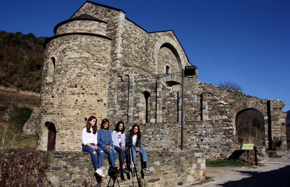 Alumnes d’ESO de l’institut La Valira de la Seu enregistrant amb una càmara de 360 graus.