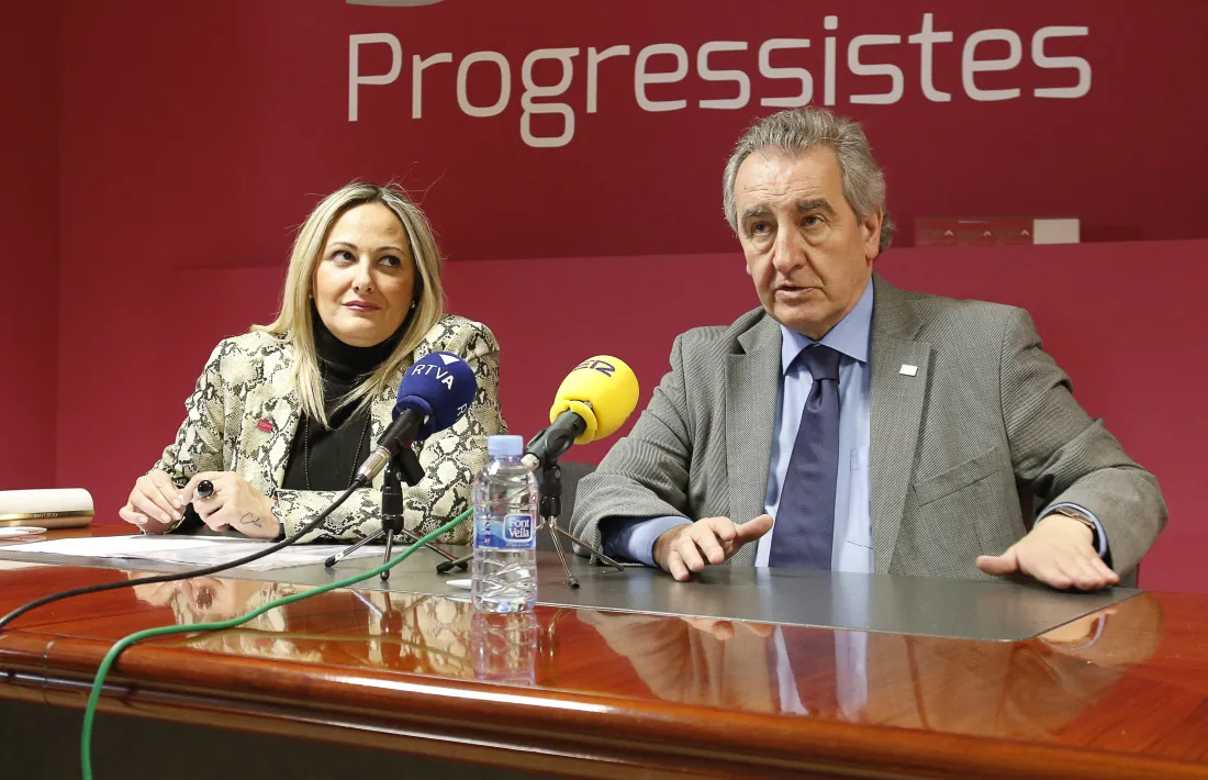 La número dos de la llista nacional, Sandra Cano, i el president d’SDP, Jaume Bartumeu, ahir.