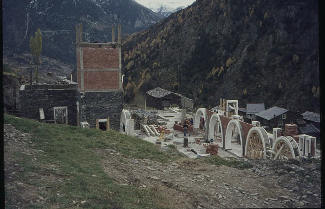 [Perspectiva de les obres, amb una sola filera d'arcs del claustre.