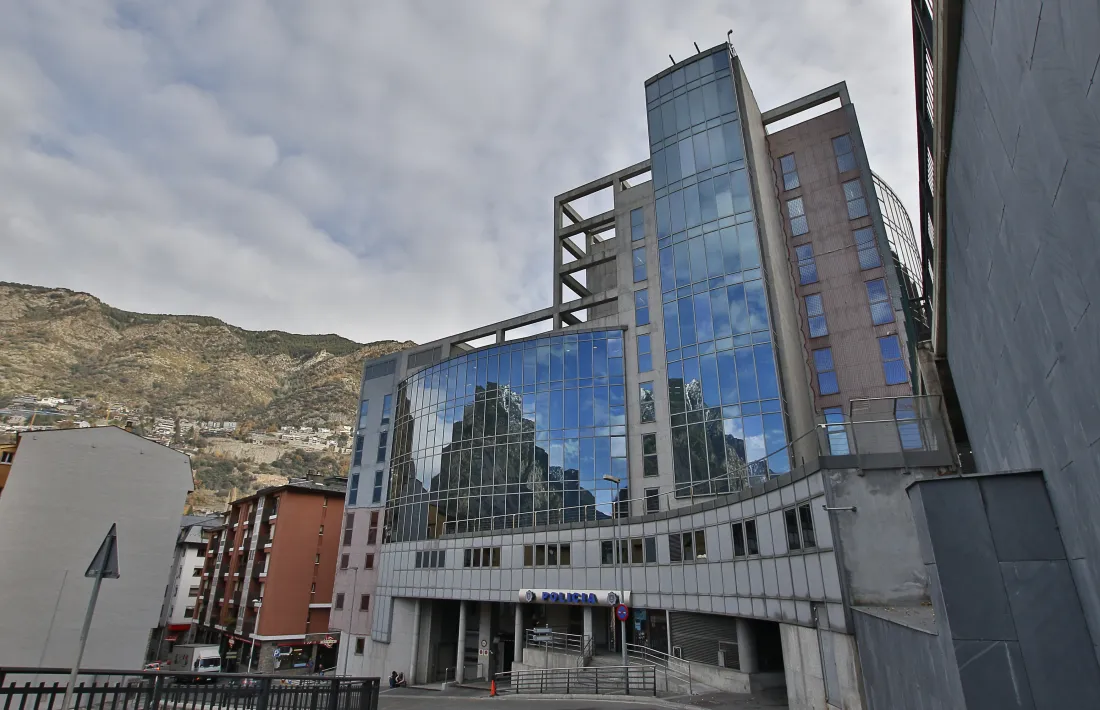 El processat tenia la droga en un traster prop del despatx central de la policia. 