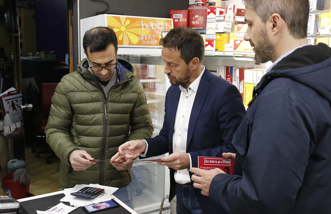 Pere López i David Rios van repartir ahir els primers fulletons de la campanya a establiments comercials de Vivand.