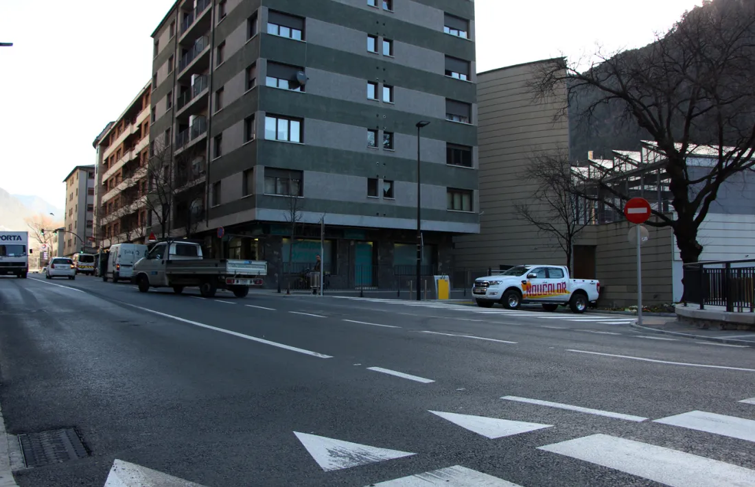 Encreuament del carrer de la Plana amb l'avinguda d'Enclar.