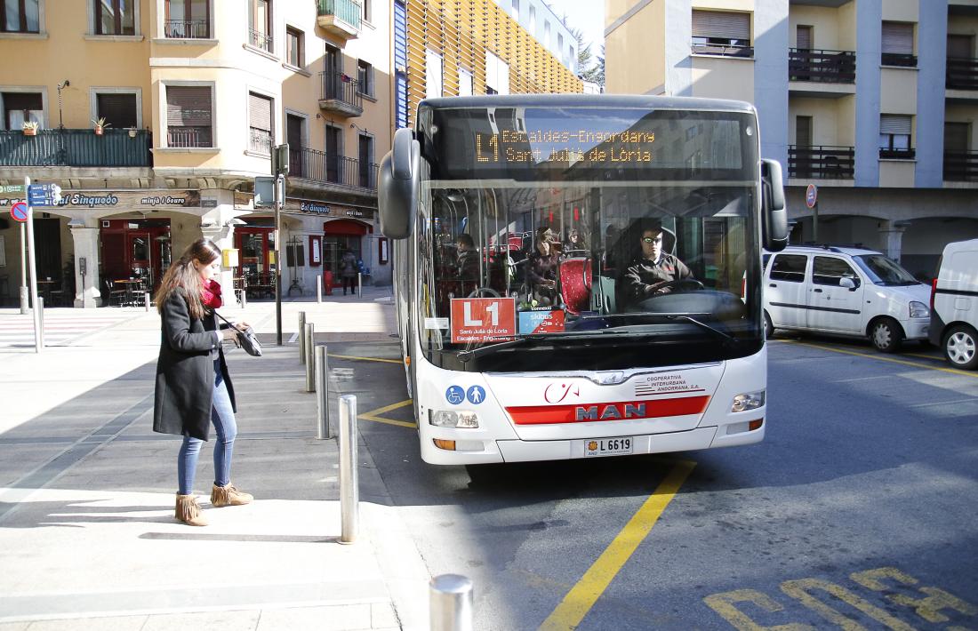 Un autobús que ofereix el servei de transport públic nacional.