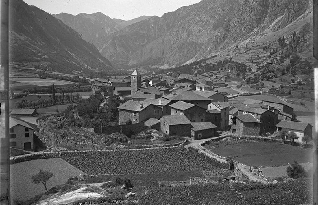 1914: la galeria de cal Cintet, perfectament visible a l'altre costat del campanar de Sant Esteve (Fons Areny-Plandolit / Arxiu Nacional)