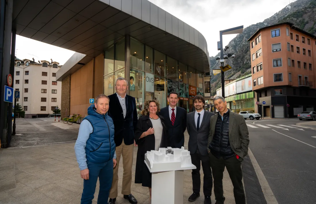 Ramon Rossell, Guillem Areny, Emelin Torm, Gilles Meillet, Borja Ferrater i Joan Rossell a la zona on es preveia el casino.