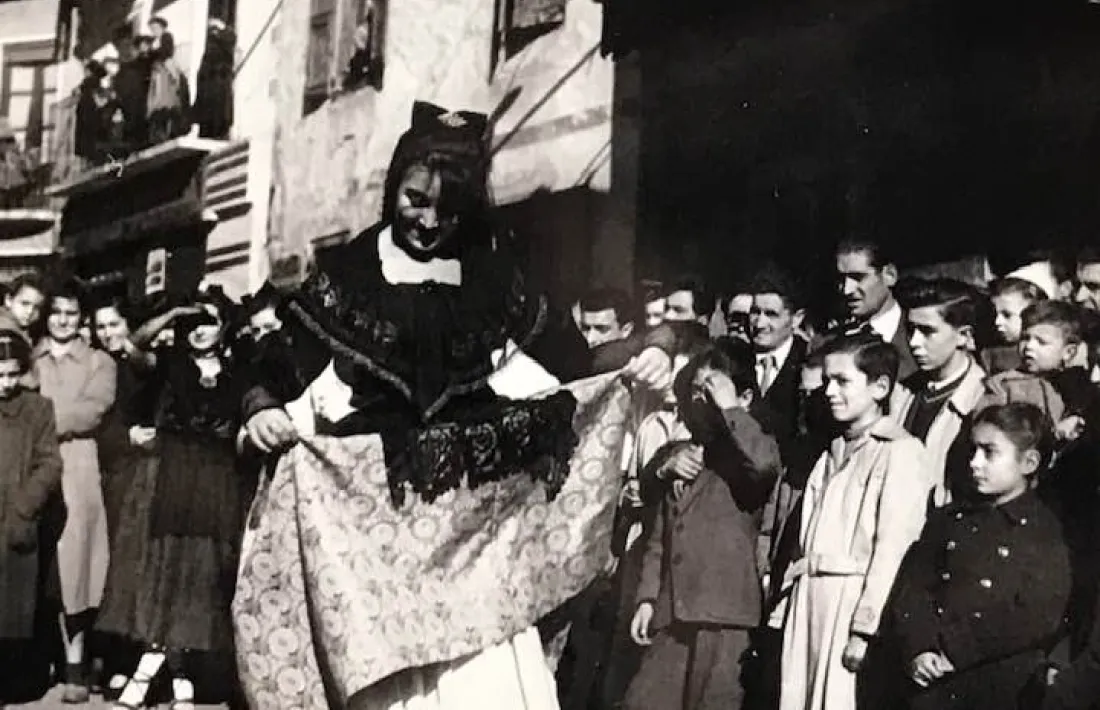 El fons Tulla està format per mig centenar de fotografies, dibuixos, esbossos, cartells i patrons, originals de la mateixa Tulla i datats als primers anys 50.