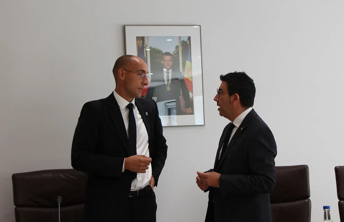 Miquel Canturri, que assumeix les funcions de cònsol menor d'Andorra la Vella, conversa amb el secretari general de la corporació comunal.