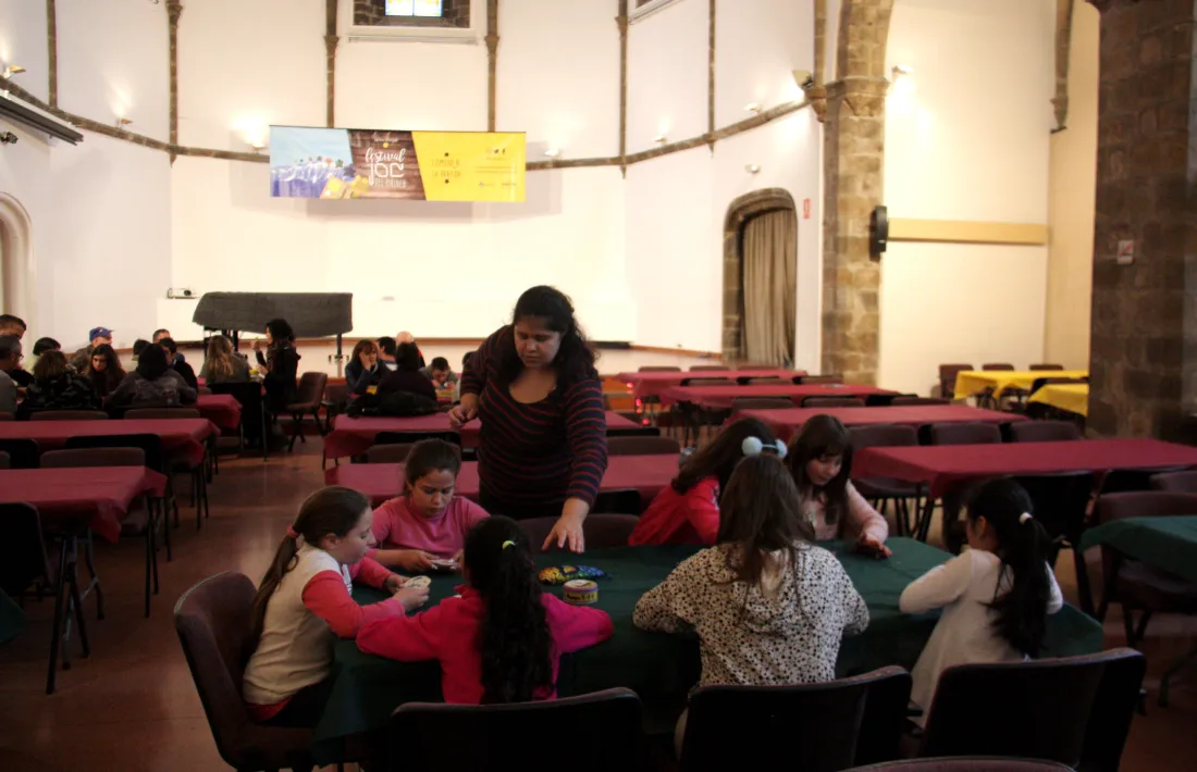 Alumnes de l’escola Mossèn Albert Vives de la Seu van participar ahir a les sessións escolars del Festiva del Joc.