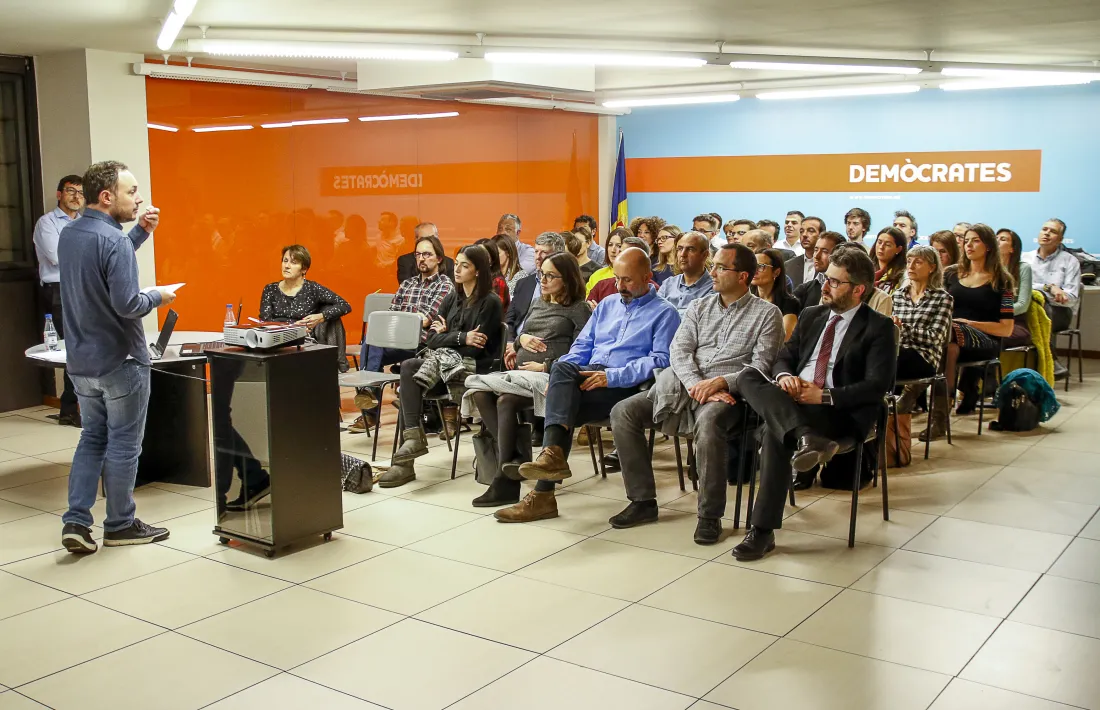 Xavier Espot amb els candidats de Demòcrates per Andorra (DA) ahir.