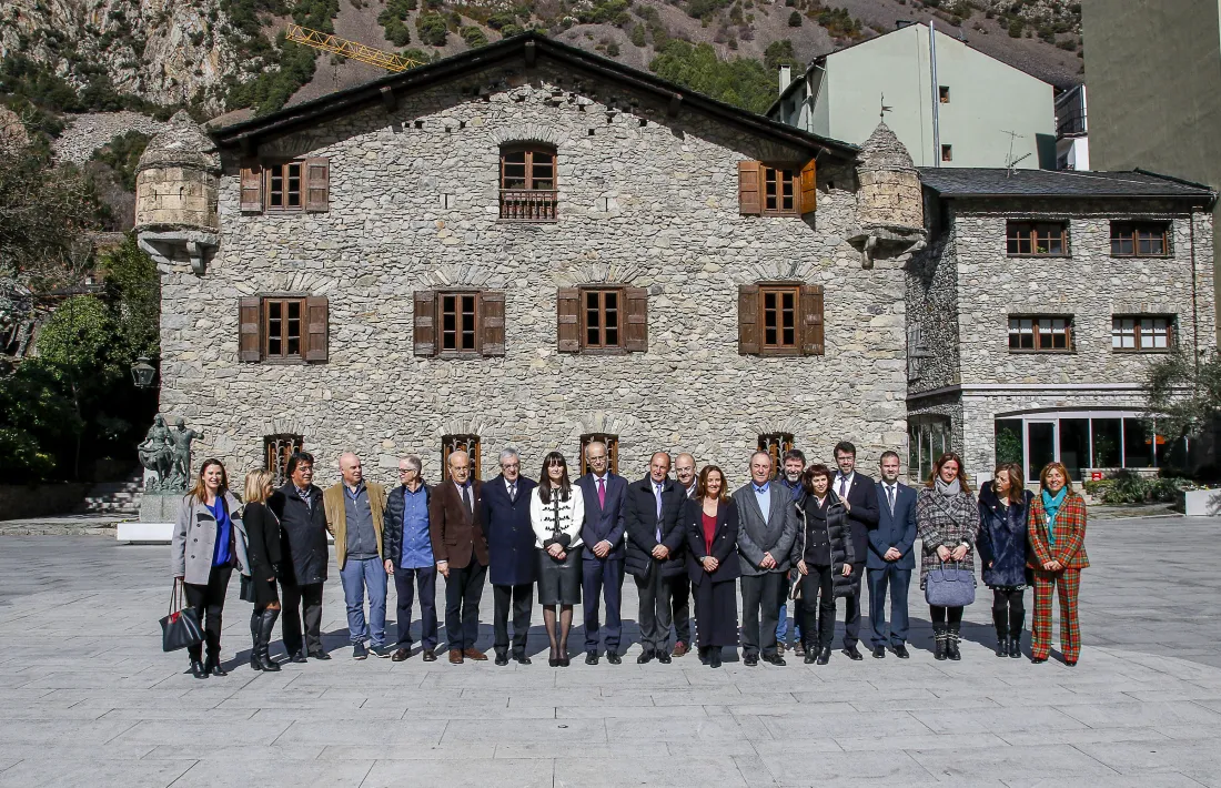 Foto de família amb l'equip de tècnics i els representants de les tres parts de la candidatura -la Seu, Foix i Andorra- reunits ahir a Casa de la Vall.
