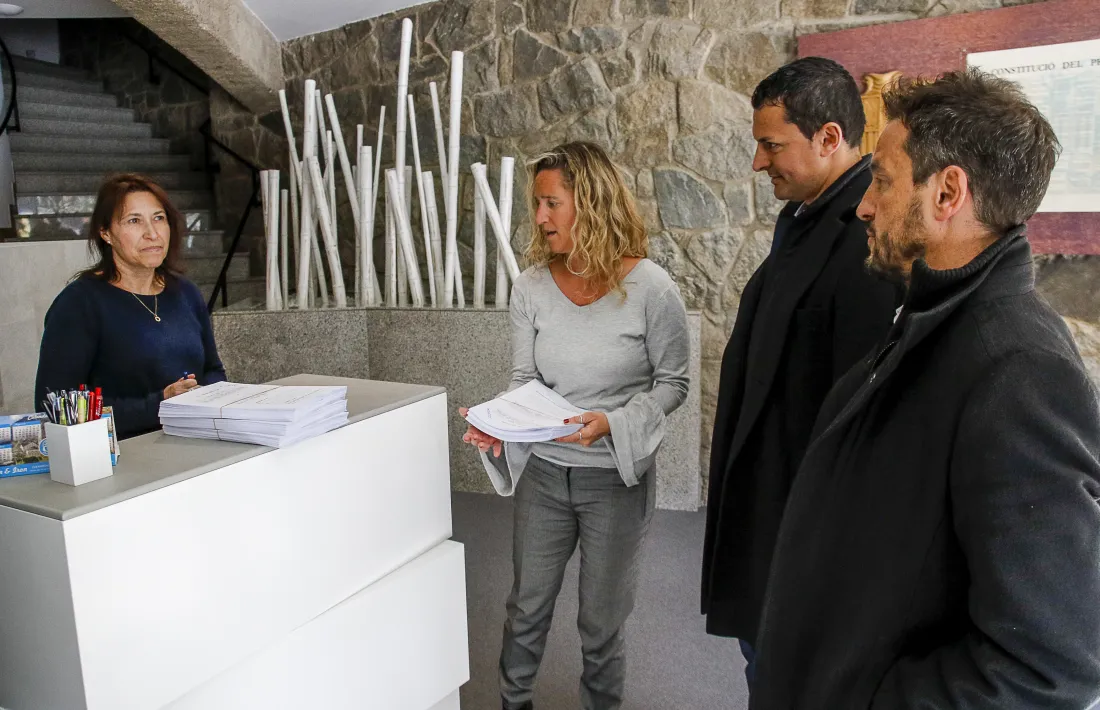 El líder de L’A, Jordi Gallardo, i el del PS, Pere López, acompanyats de l’advocada Eva López van presentar ahir el recurs al TC.