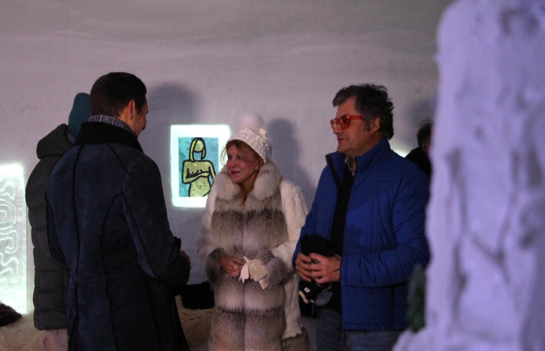 La baronessa Carmen Thyssen i el director del museu, Guillermo Cervera, durant la inauguració de l’Hotel Iglú.