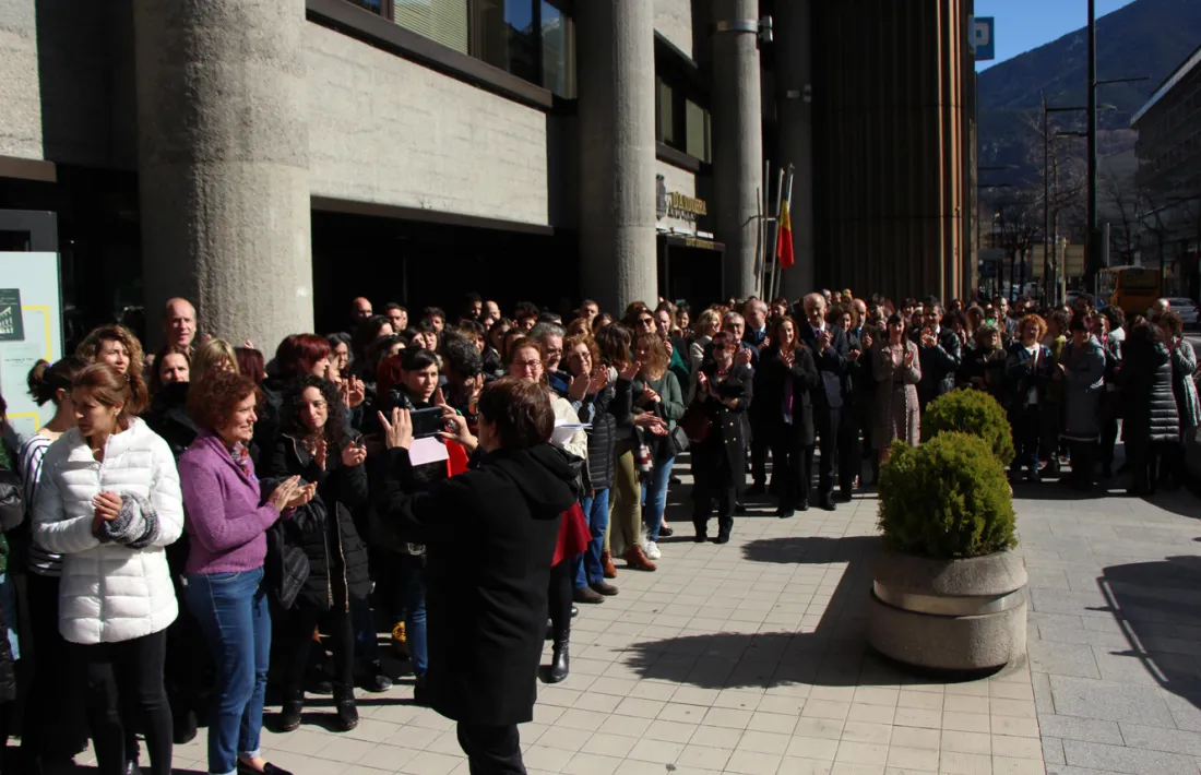 ANA/ Unes 150 persones es concentren a les portes de l'edifici administratiu del Govern.