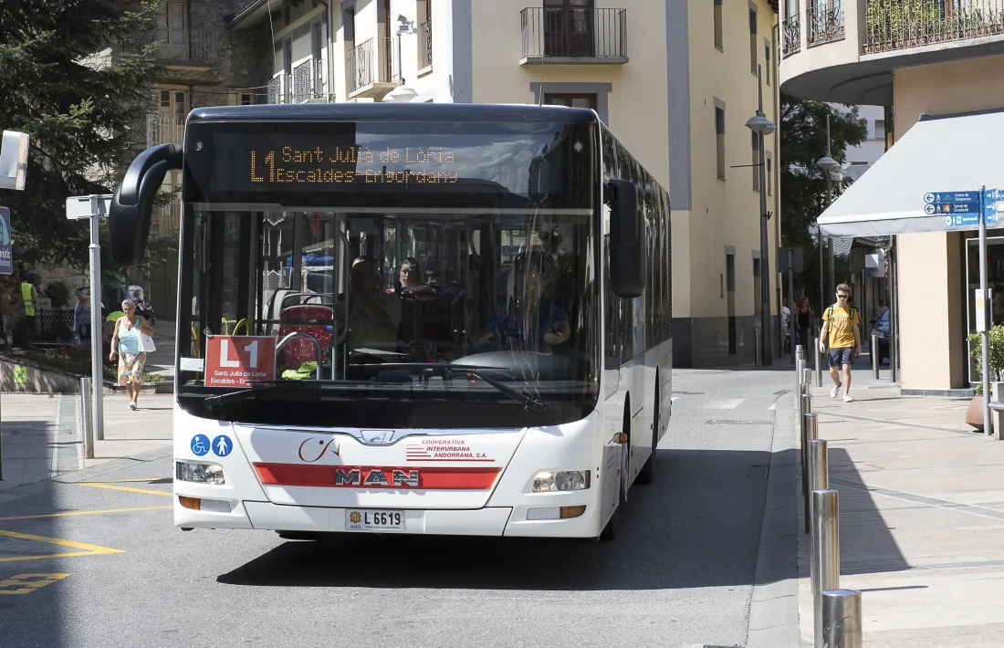 Un autobús que ofereix el servei de transport públic nacional.