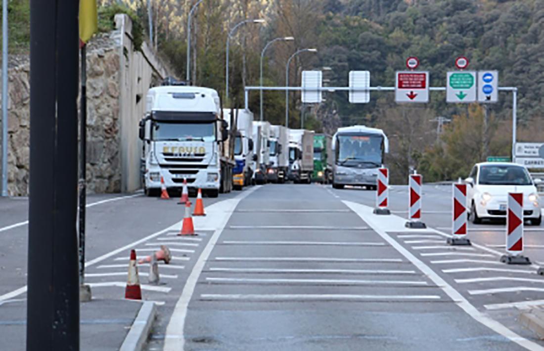 Camions a la duana abans de passar els tràmits
