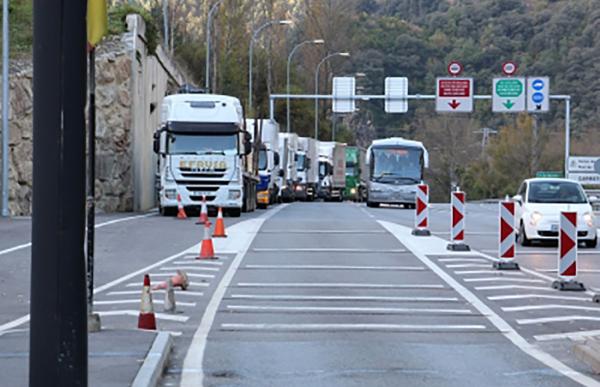 146428_143360_thumb_142488_camions-mercaderies-aquest-dijous-mcana_1239486240_6879977_1500x1000