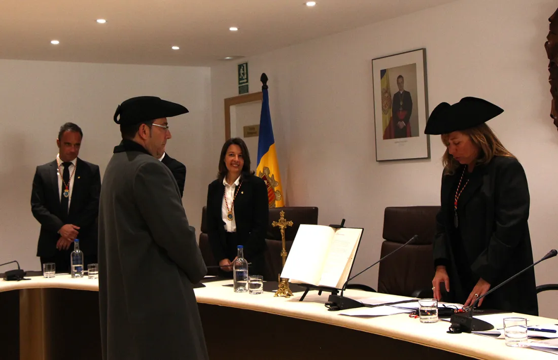 El moment en què Miquel Canturri ha jurat el càrrec com a cònsol menor d'Andorra la Vella.