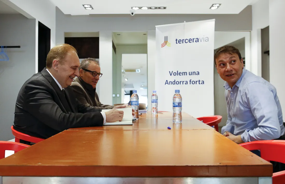 Un moment de la reunió entre els candidats de Terceravia i el representant del Sindicat Penitenciari Andorrà (SPA). 