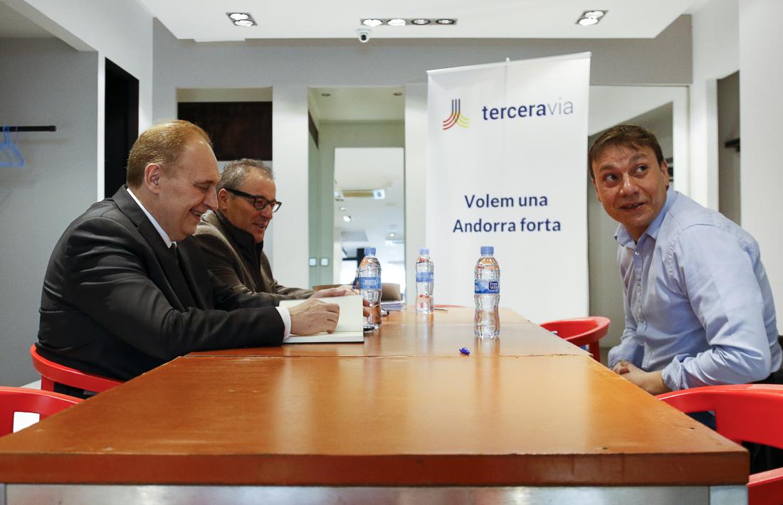 Un moment de la reunió entre els candidats de Terceravia i el representant del Sindicat Penitenciari Andorrà (SPA). 