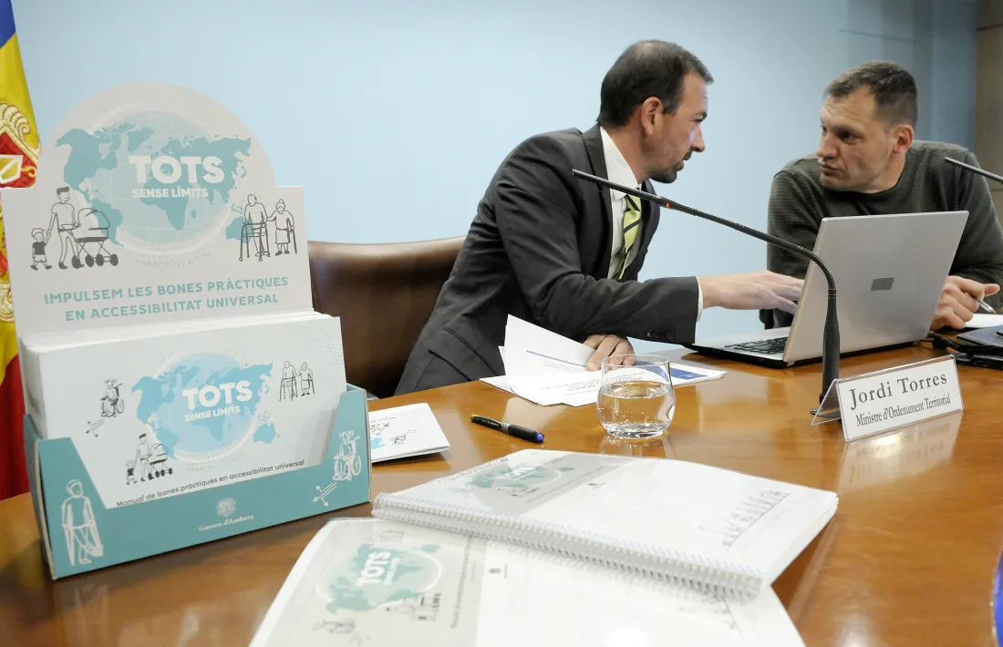 El ministre d’Ordenament Territorial en funcions, Jordi Torres, i el president de la Comissió d’accessibilitat, Albert Llovera, ahir. 