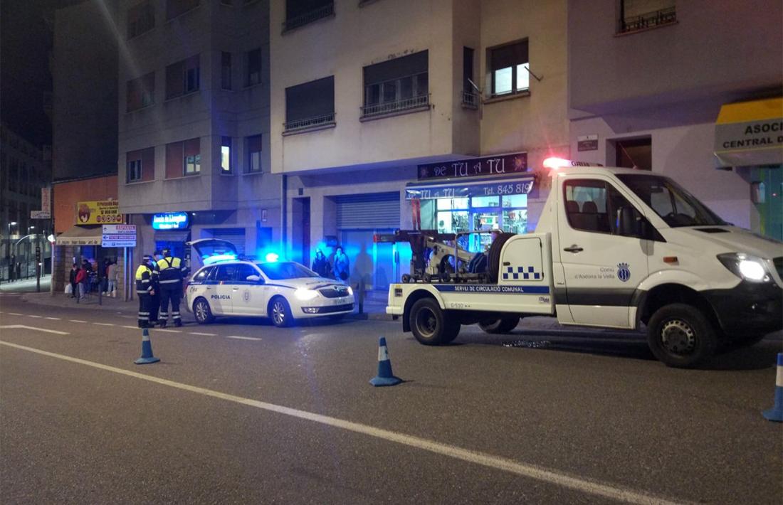 El lloc dels fets amb la dotació policial i el servei de circulació aixecant acte.