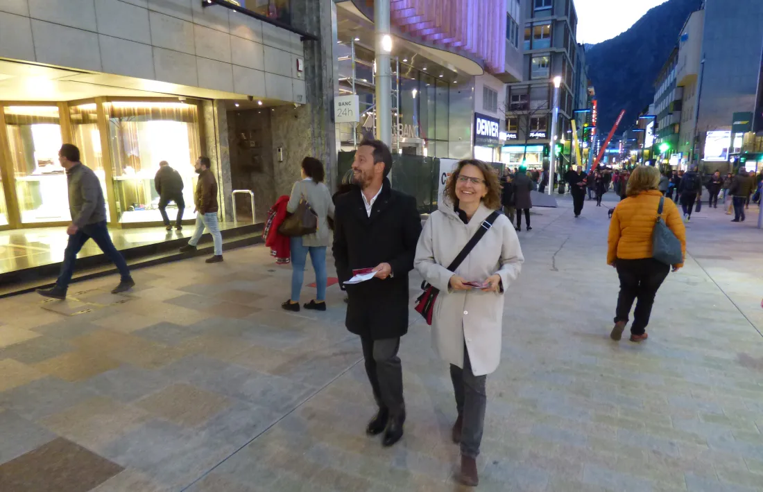 Pere López i Rosa Gili van repartir ahir fulletons de la campanya ‘Una Andorra per a tothom’ a les avingudes Meritxell i Carlemany.