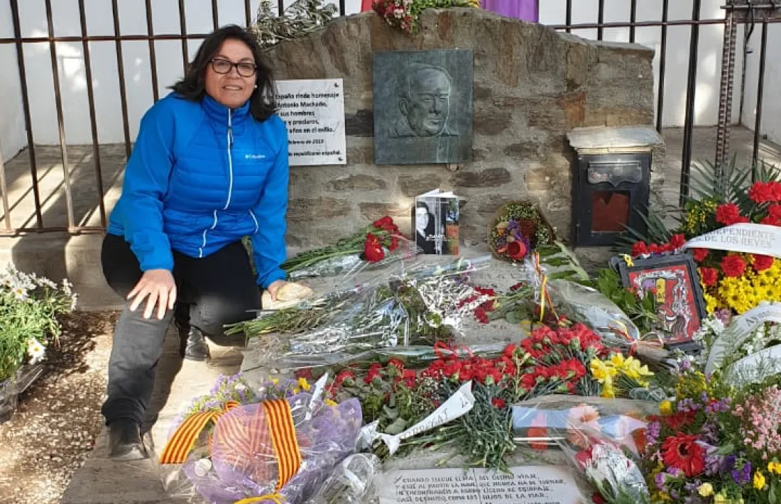 Gacitúa diposita un exemplar de ‘Soy mujer y soy poeta’ a la tomba de Machado a Cotlliure.