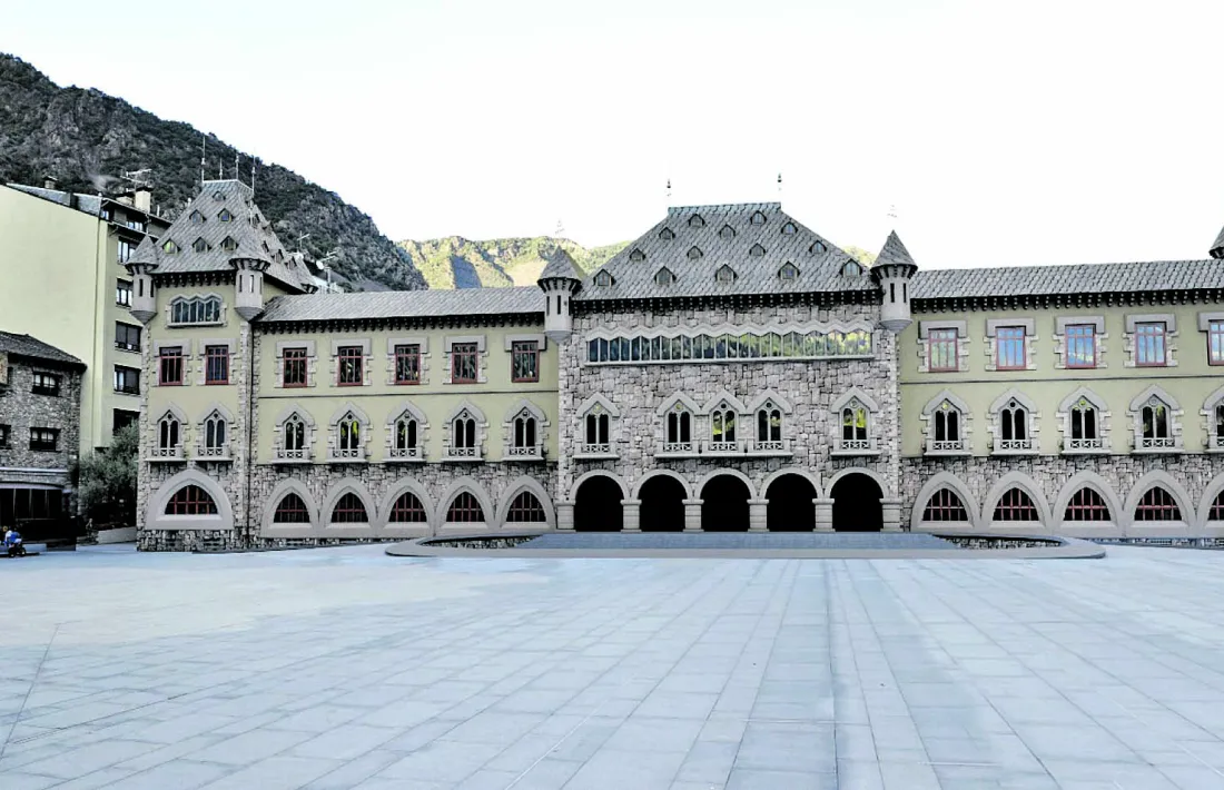 Fotomuntatge que ubica a l’actual plaça del Consell el projecte de Pla, que no consta on s’hauria erigit.