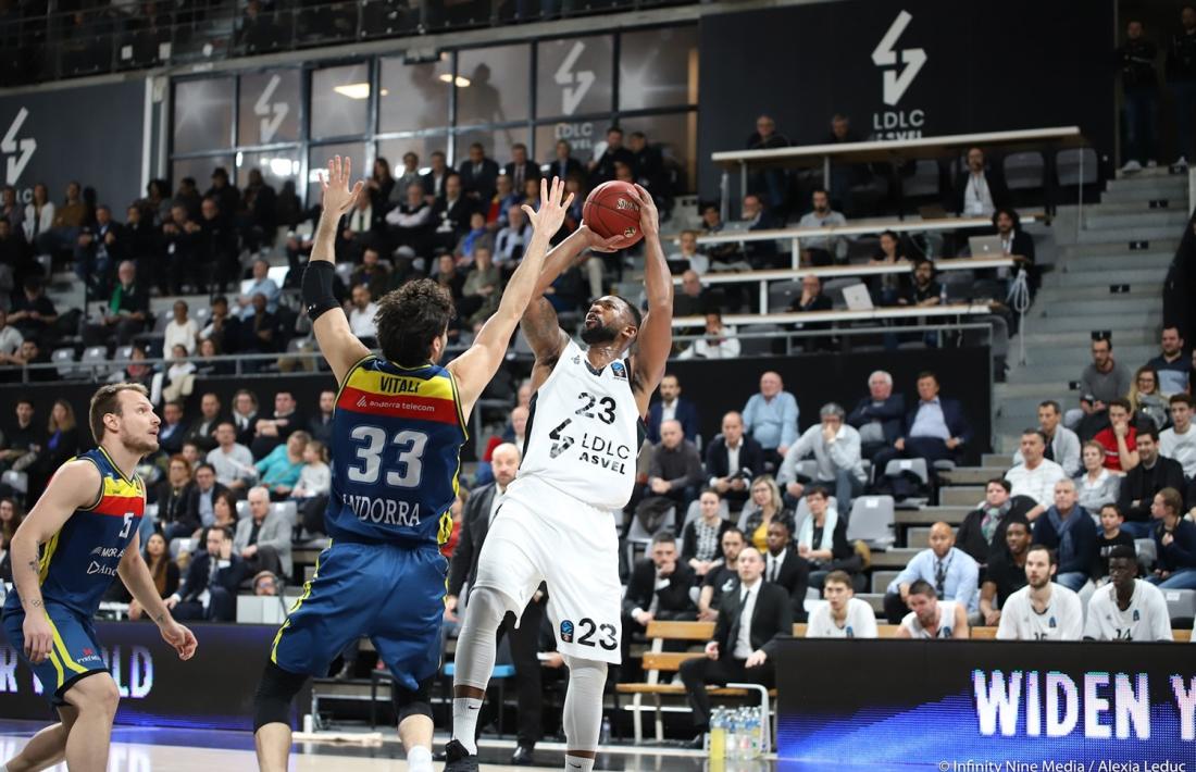 Vitali intenta dificultar el llançament a cistella de Lighty en el partit jugat dimecres a l’Astroballe.