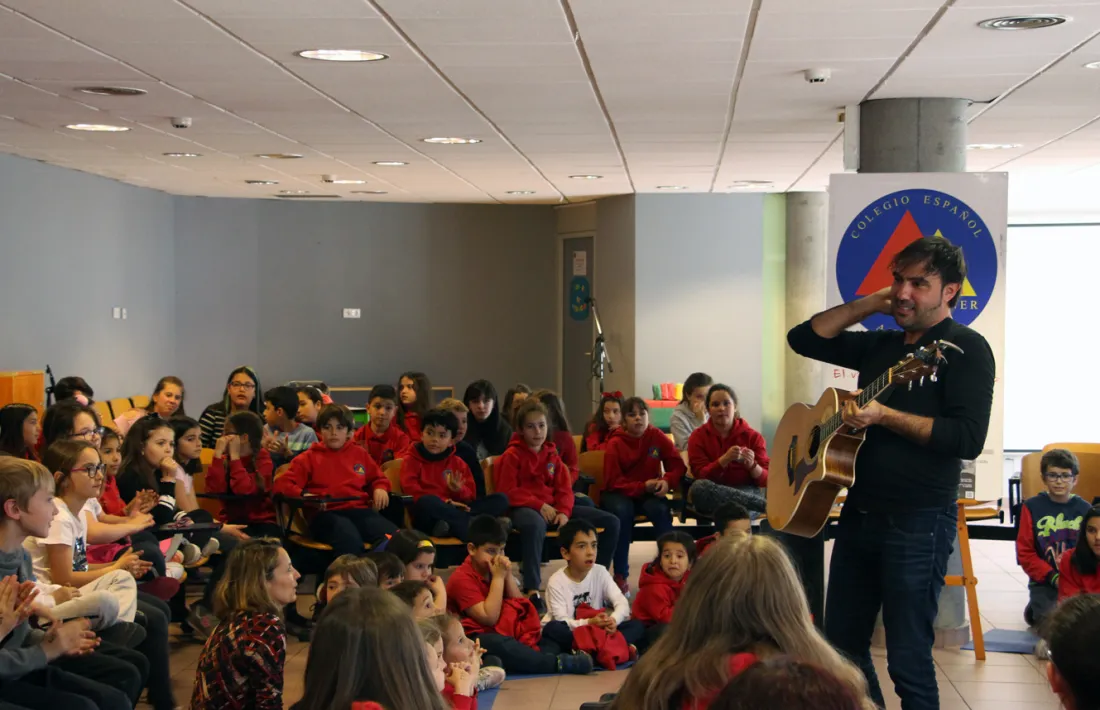 ANA/ El músic Patxi Leiva actua davant dels alumnes de primària del col·legi Maria Moliner.