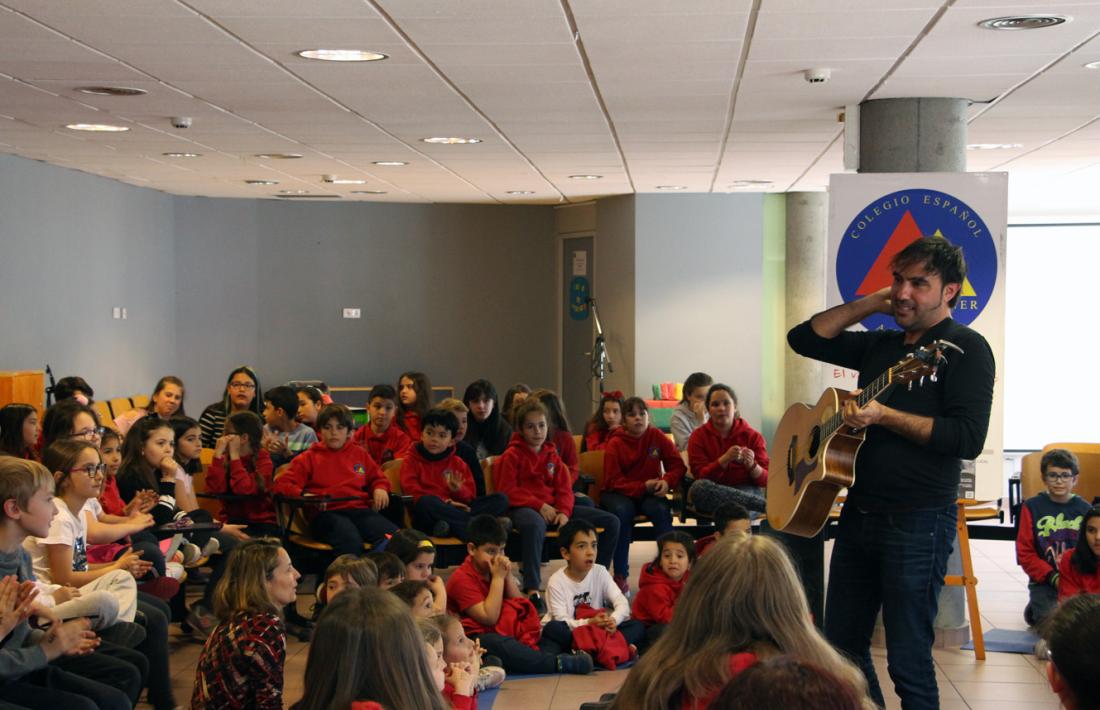 ANA/ El músic Patxi Leiva actua davant dels alumnes de primària del col·legi Maria Moliner.