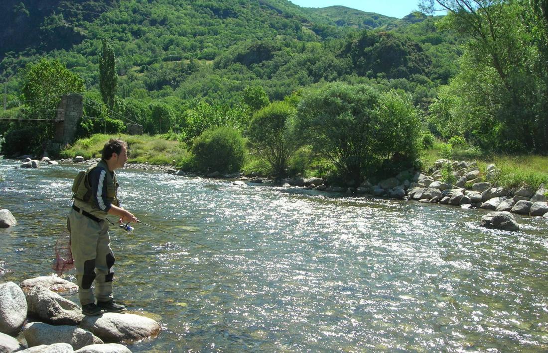 Un pescador de riu practicant aquest esport.