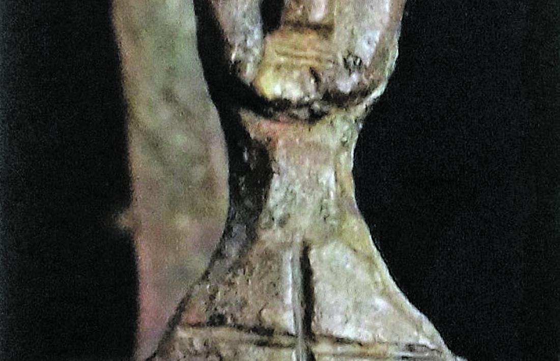 Ampolletes del VIII exhumades a Sant Vicenç d’Enclar; lipsanoteca de Sant Serni de Nagol, descoberta el 1976; canelobre del XIII conservat fins ara a Sant Iscle i Santa Victòria, i calze de peltre del segle X procedent de la necròpoli de Sant Joan de Caselles.